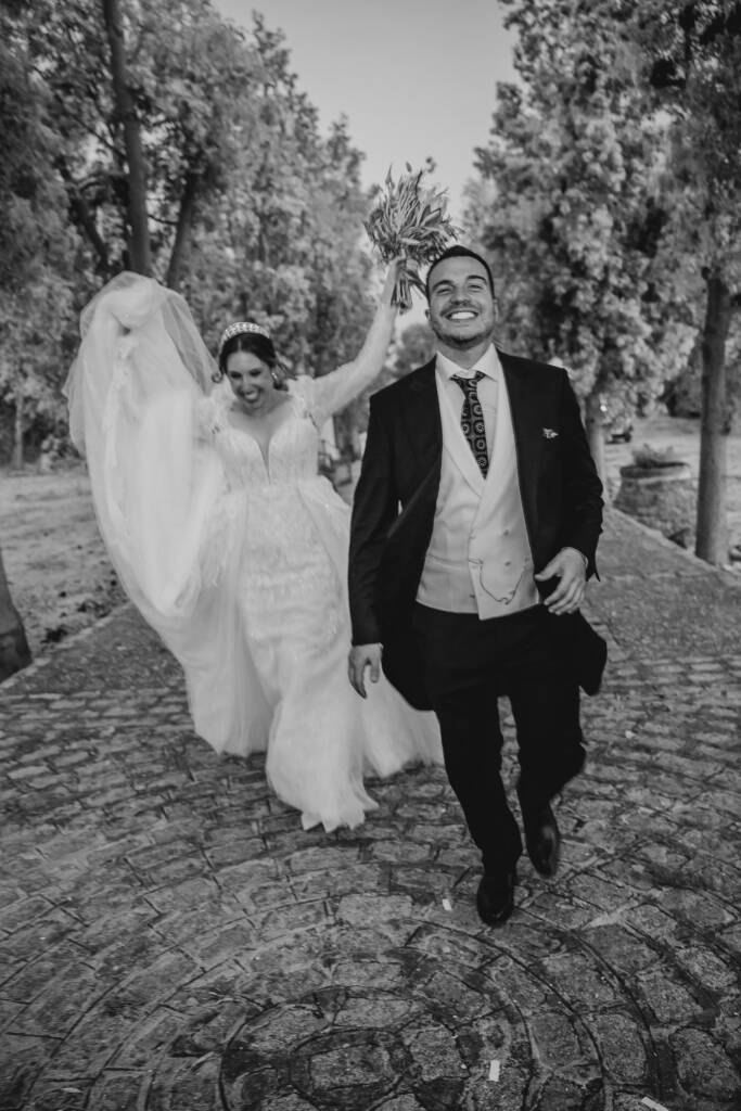 Ceremonia de boda en Córdoba, La Azuda, pareja y familia emocionados, sin filtros, puro sentimiento