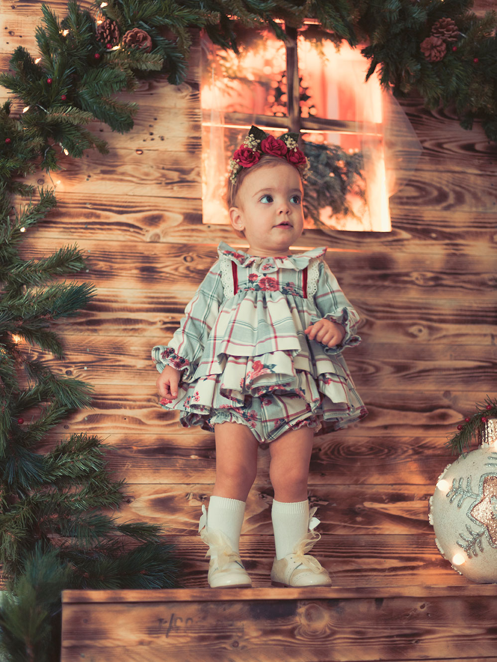 Sesión navideña en Córdoba con luces tenues y ambiente íntimo