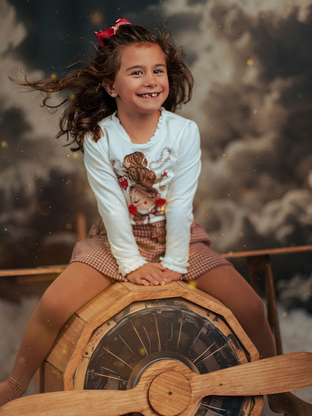 Sesión de Navidad en Córdoba con familia sonriendo en decorado mágico