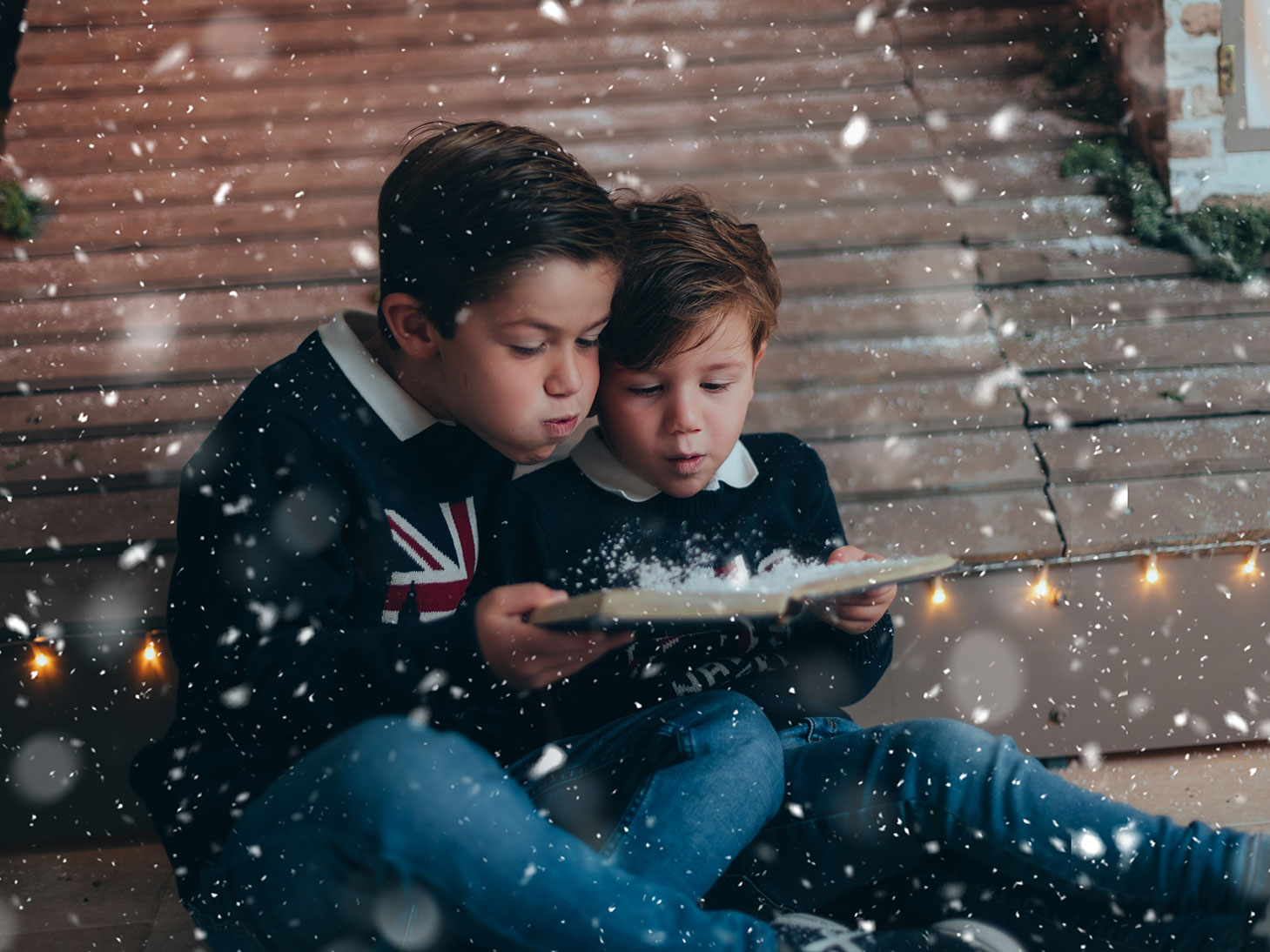 Sesiones de Navidad en Córdoba con familia en decorado mágico