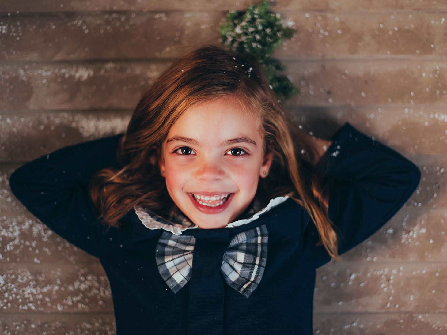 Sesiones de Navidad en Córdoba con familia en decorado mágico