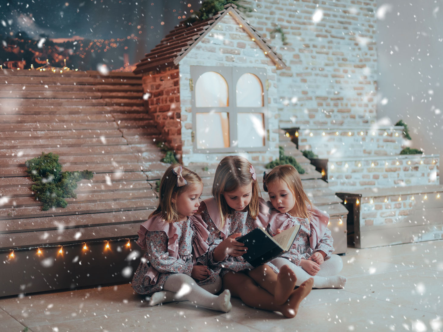 Sesiones de Navidad en Córdoba con familia en decorado mágico