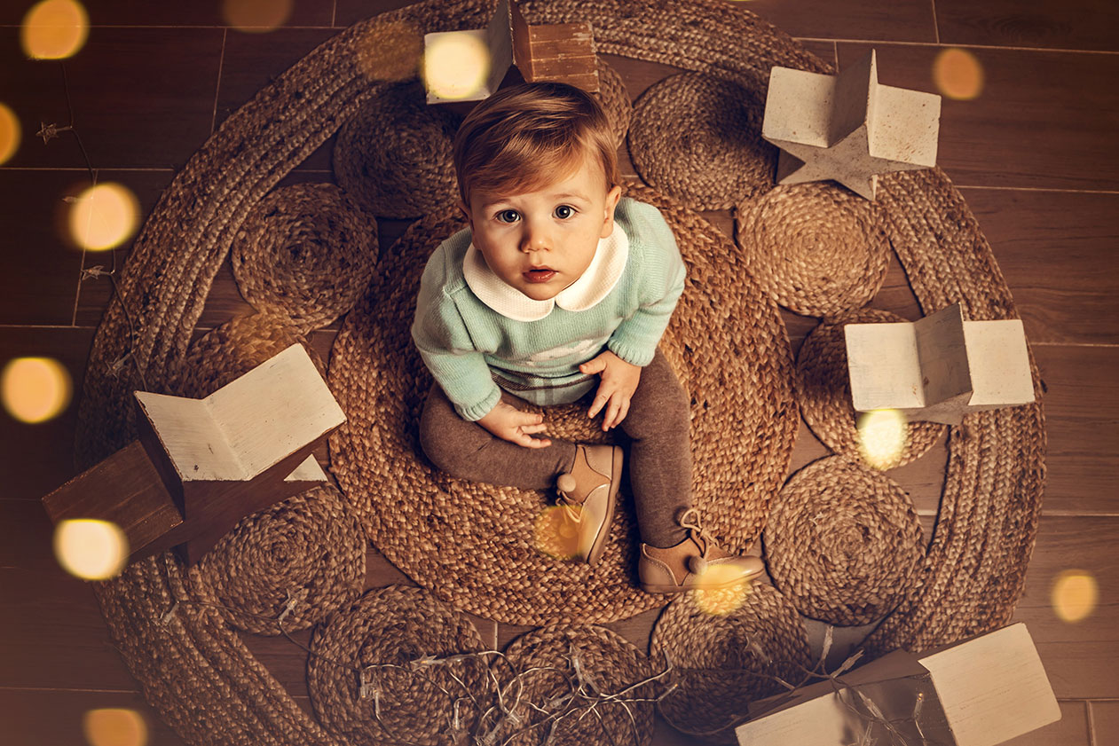 Sesión navideña en Córdoba con luces tenues y ambiente íntimo