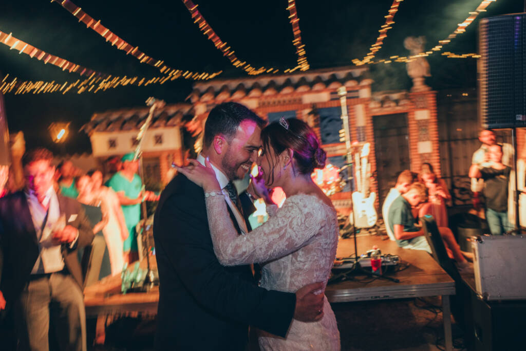 Fiesta de boda en Córdoba, confeti, brindis y pista de baile llena, momentos reales